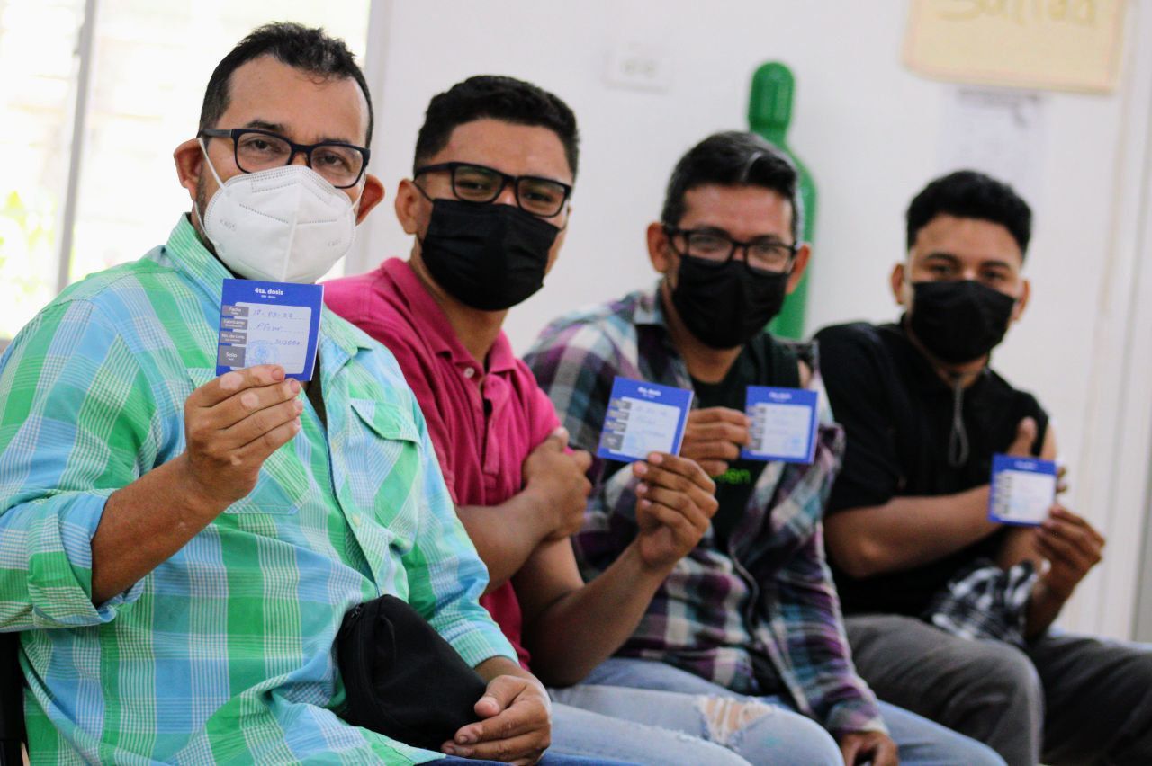 Salvadoreños reciben voluntariamente la cuarta dosis de la vacuna contra el COVID-19 salvadorenos-reciben-voluntariamente-la-cuarta-dosis-de-la-vacuna-contra-el-covid-19
